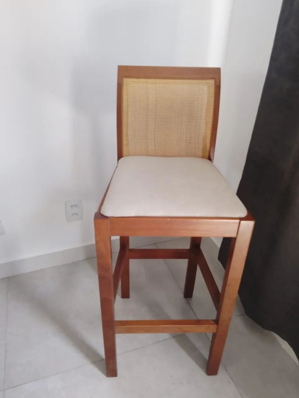 Banqueta em madeira