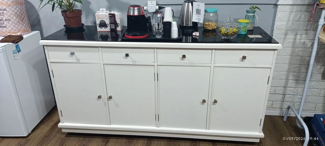 Buffet de madeira com vidro fume 