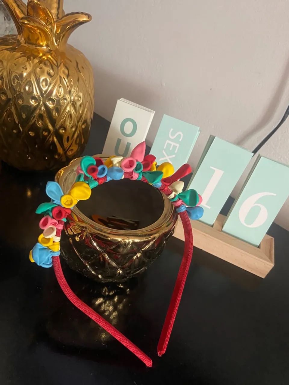 Tiara feita com bexigas