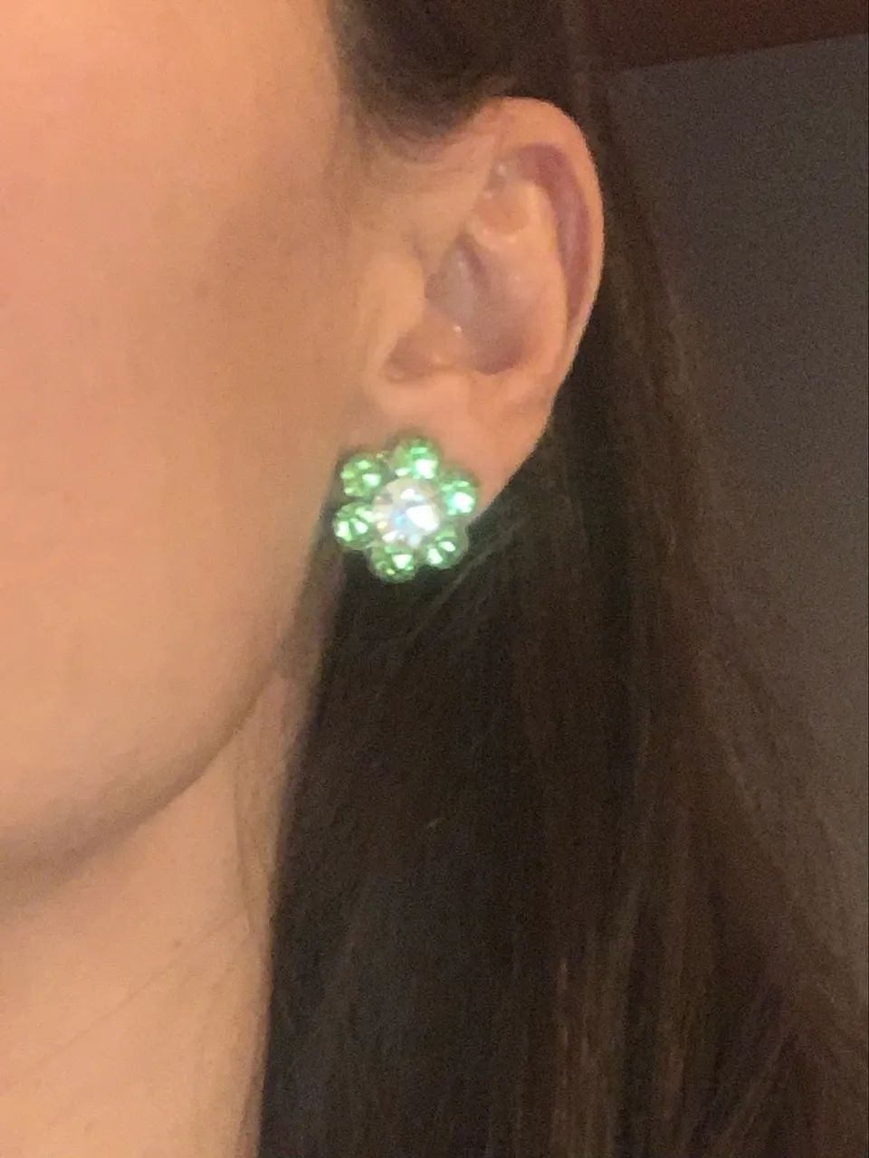 2 pares de brincos de for em zircônia verde e cristal  - Foto 2