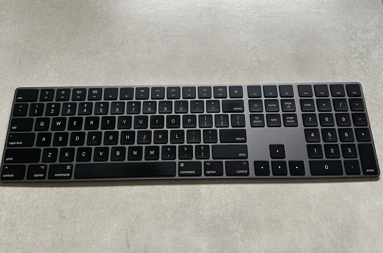 Apple Magic Keyboard A1843 com Teclado Numérico 