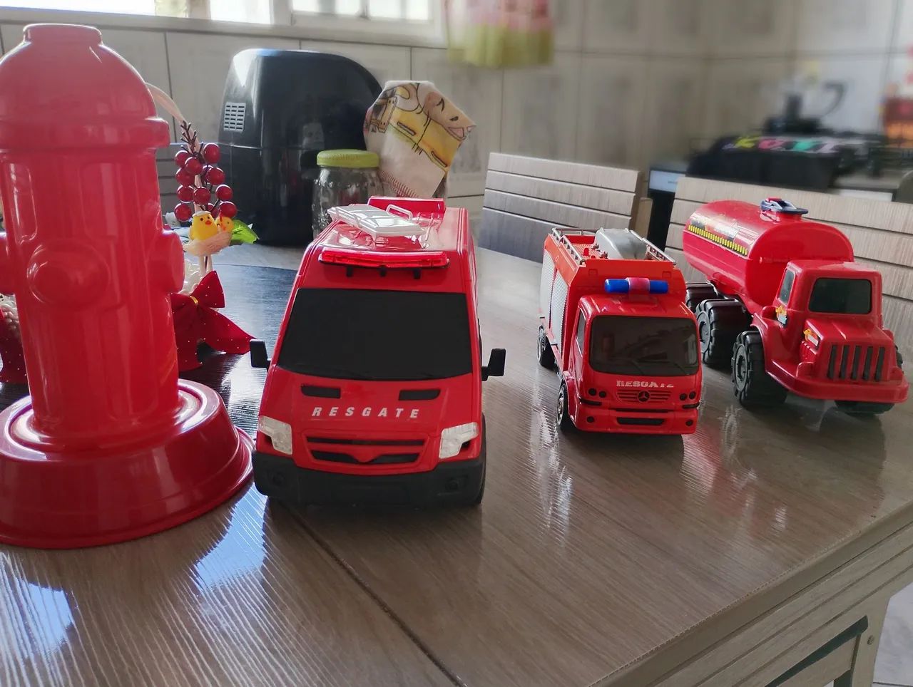 Conjunto caminhões de bombeiro de brinquedo + hidrante 