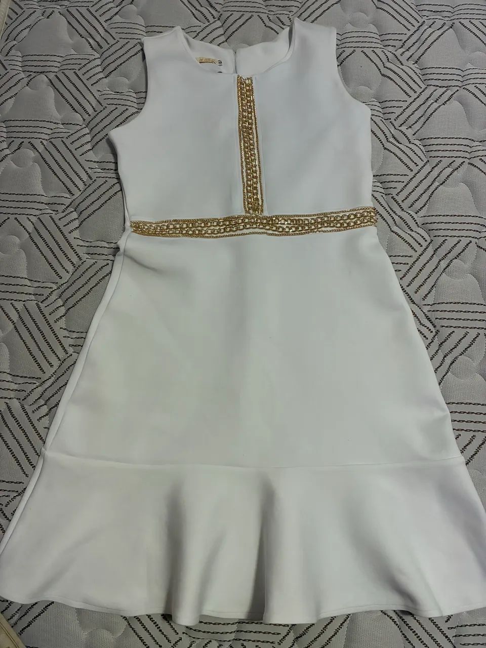 Vestido branco com correntes  - Foto 2