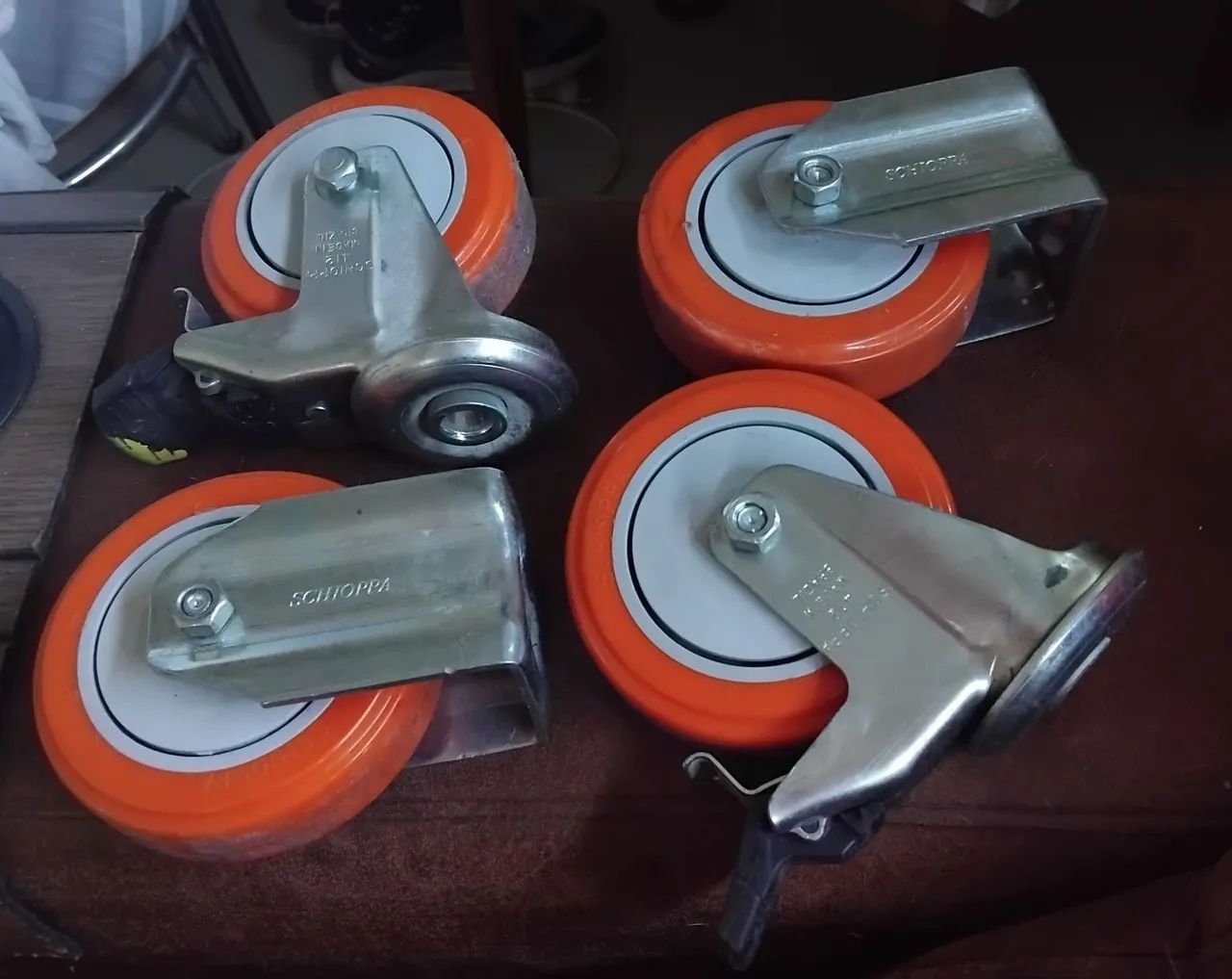 Kit 4 Rodízios Schioppa 4 Polegadas Laranja UPE 125kg (2 Giratórios com Freio + 2 Fixos - Foto 2