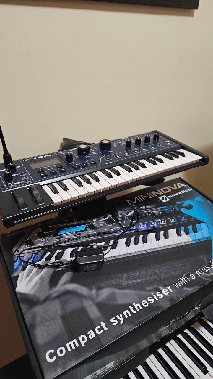 Novation MiniNova + Bag Sob Medida + Sustain - Completo