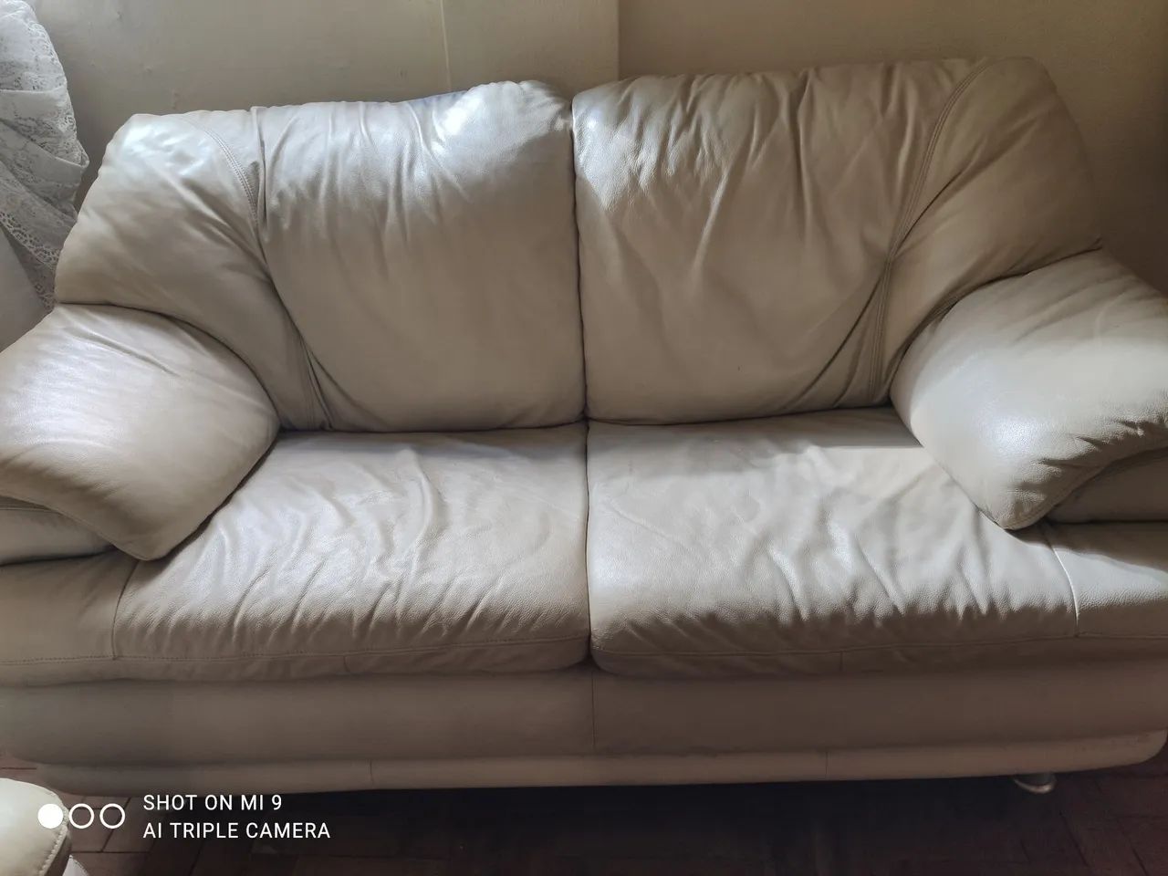 CONJUNTO DE SOFÁS COURO LEGÍTIMO DE 2 E 3 LUGARES NA COR BEGE( MANTEIGA ) - Foto 5