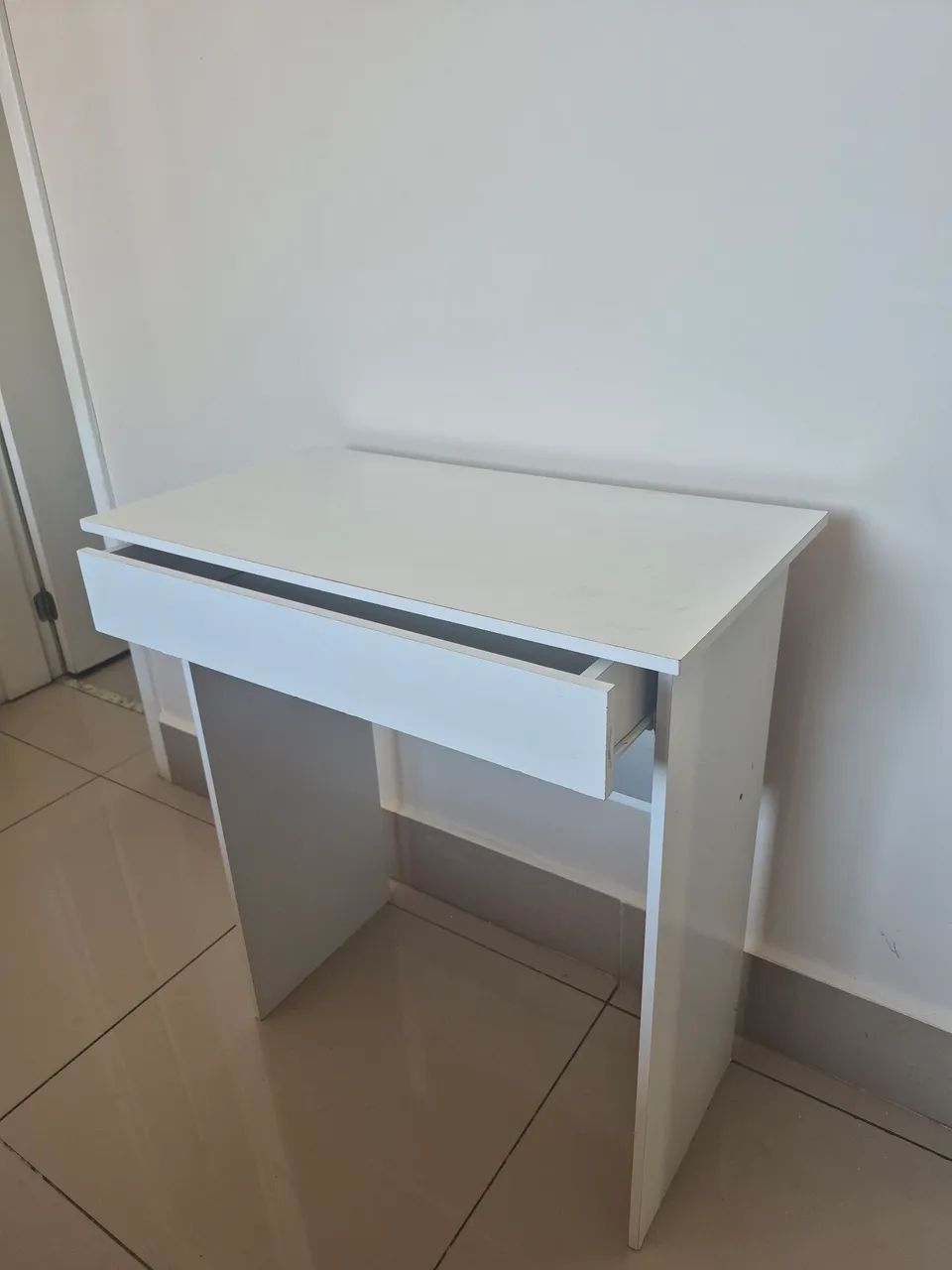 Linda escrivaninha com gaveta só R$89