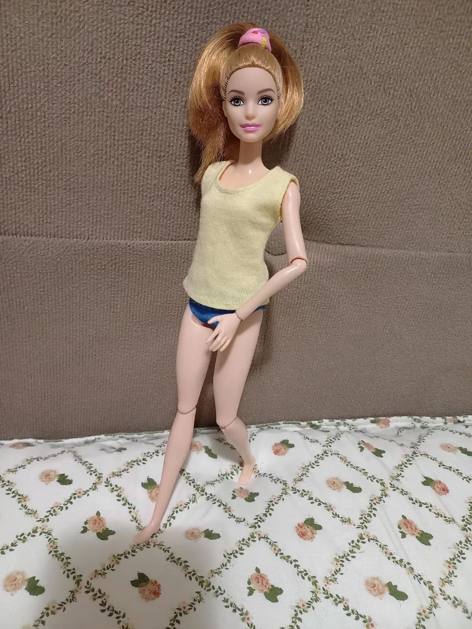 Boneca barbie articulada, tá falando uma mão e tem uma trinca no pescoço ,mas cabeça escon - Foto 2