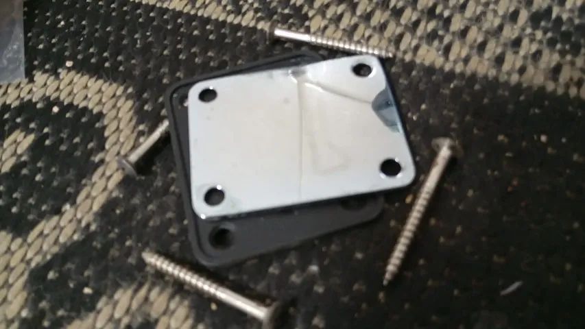 Neck Plate Placa de Braço original Ibanez com parafusos e base plástica  - Foto 4