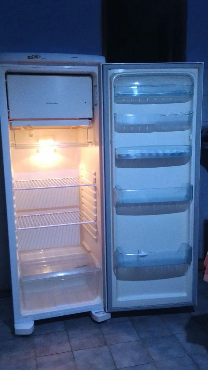 Gelad Electrolux 350LTS degelo fácil - R$850,00 Semi Nova, gela muito bem - * - Foto 3
