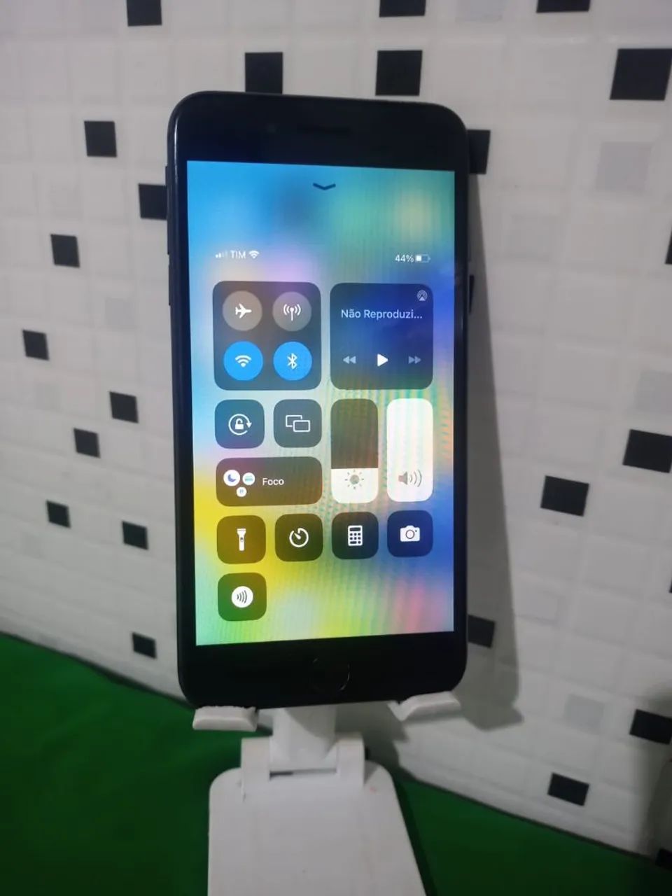 Iphone 8 plus de 64 gigas funcionando perfeitamente(botão home, off) mas não interfere - Foto 3