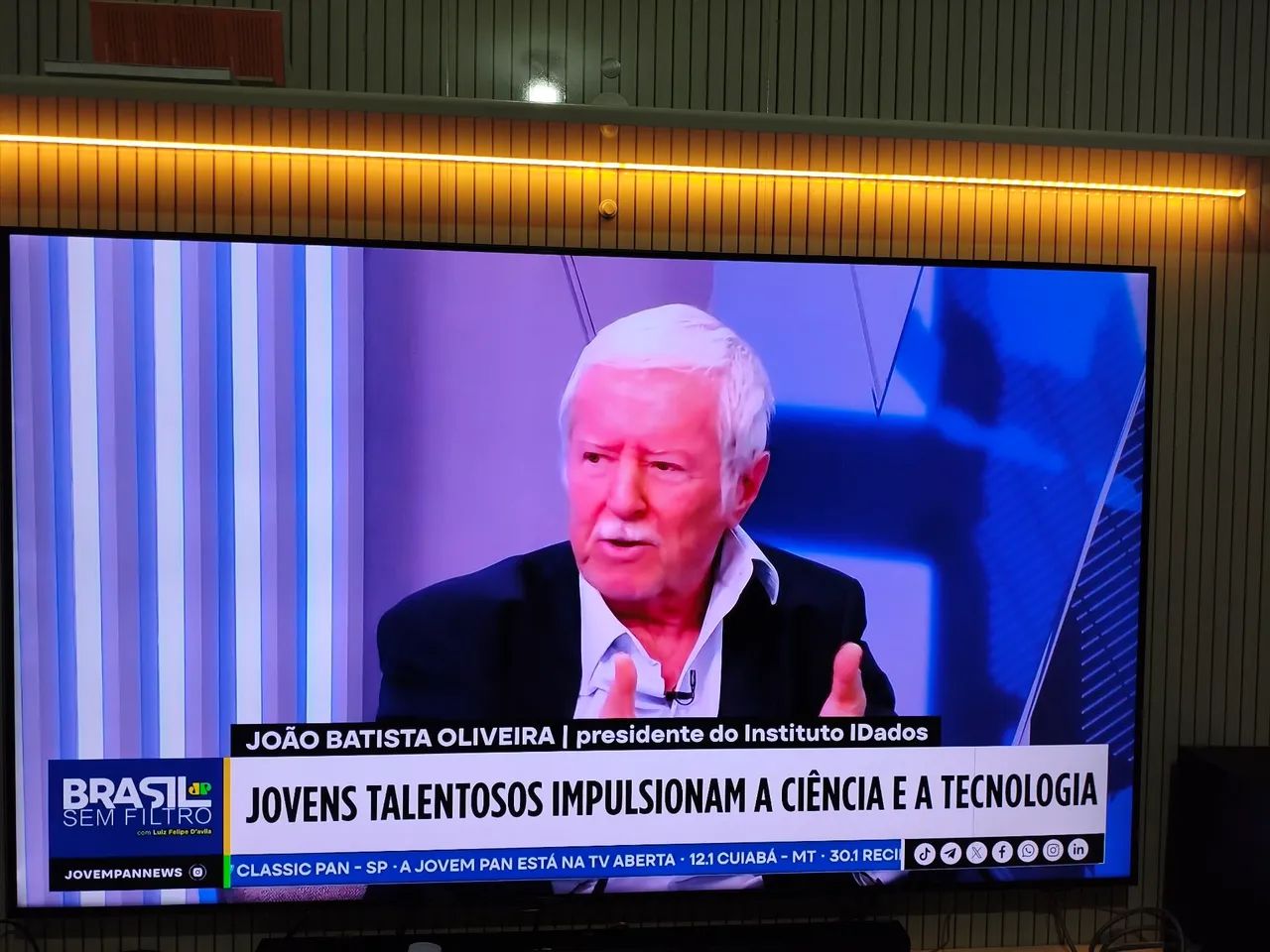 Vende - se uma smartv Samsung 70 polegadas