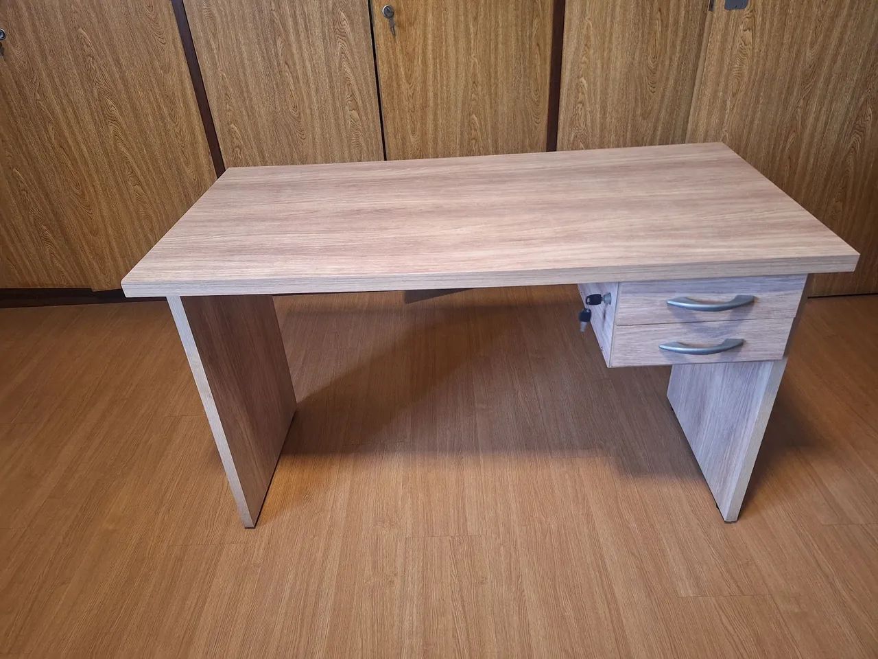 Mesa de estudo com gavetas semi nova