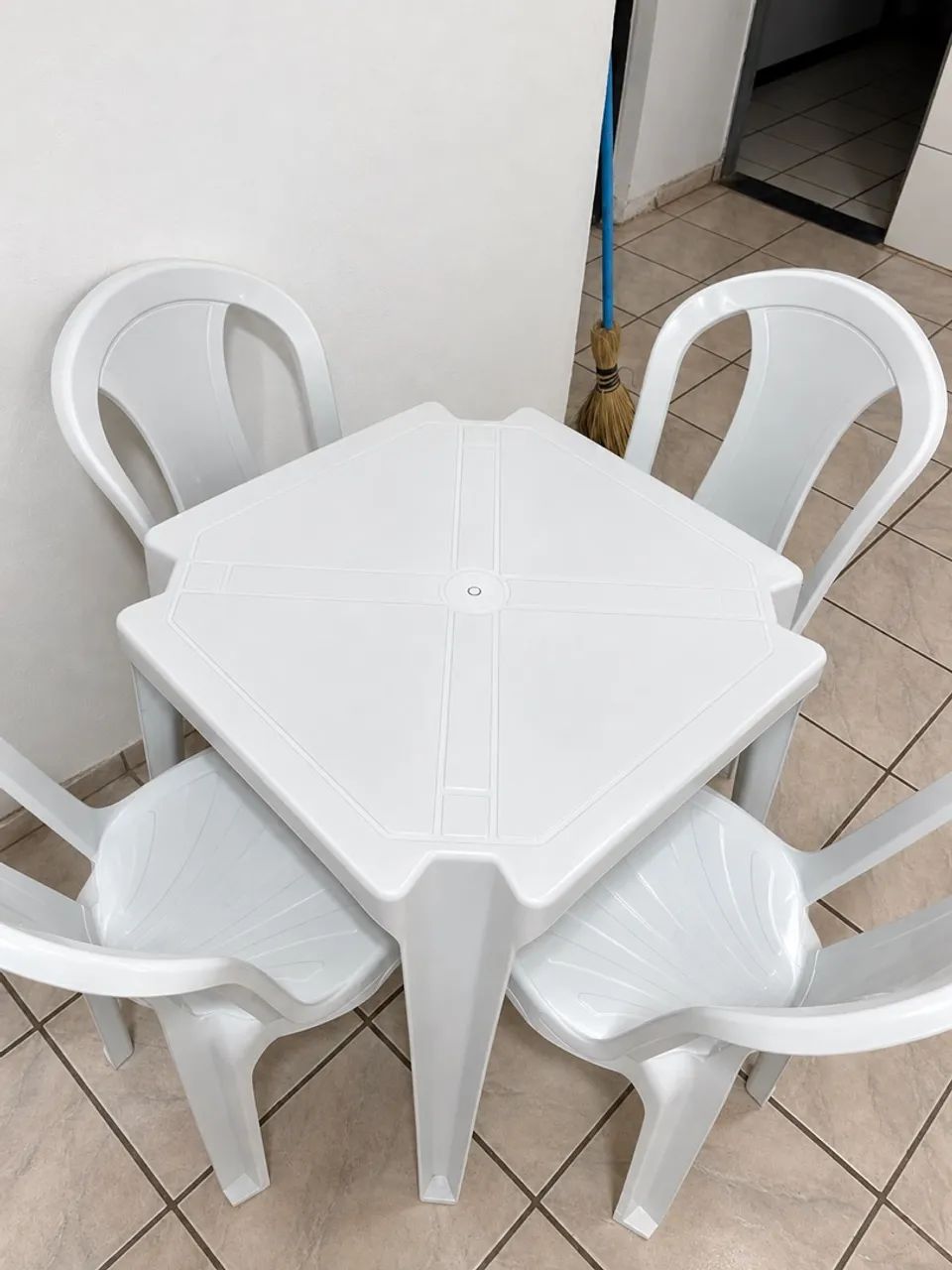 Mesa e 4 cadeiras de plástico novo  - Foto 2
