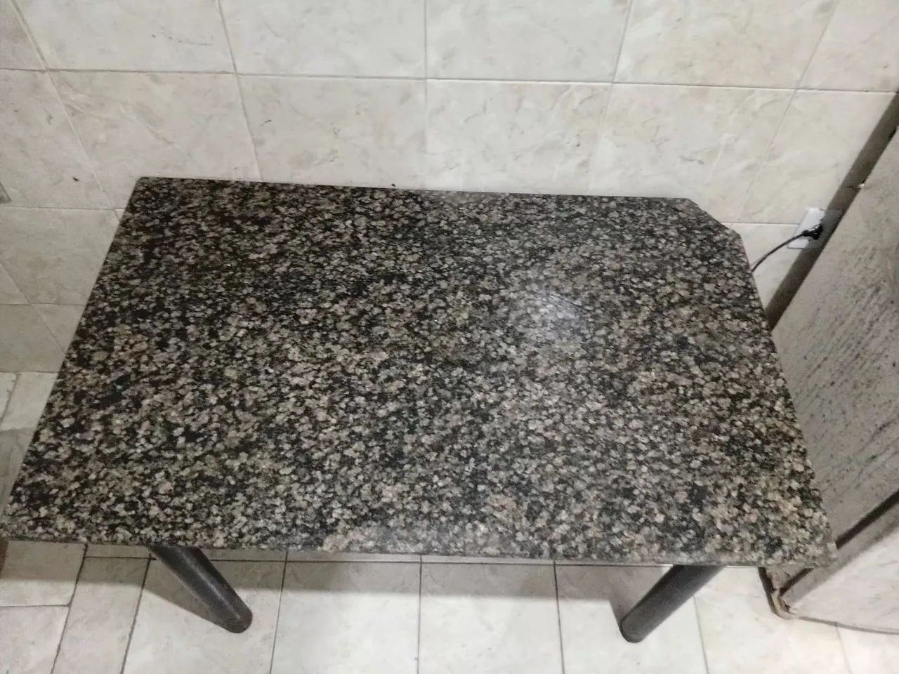 Mesa com pedra de pedra escura 
