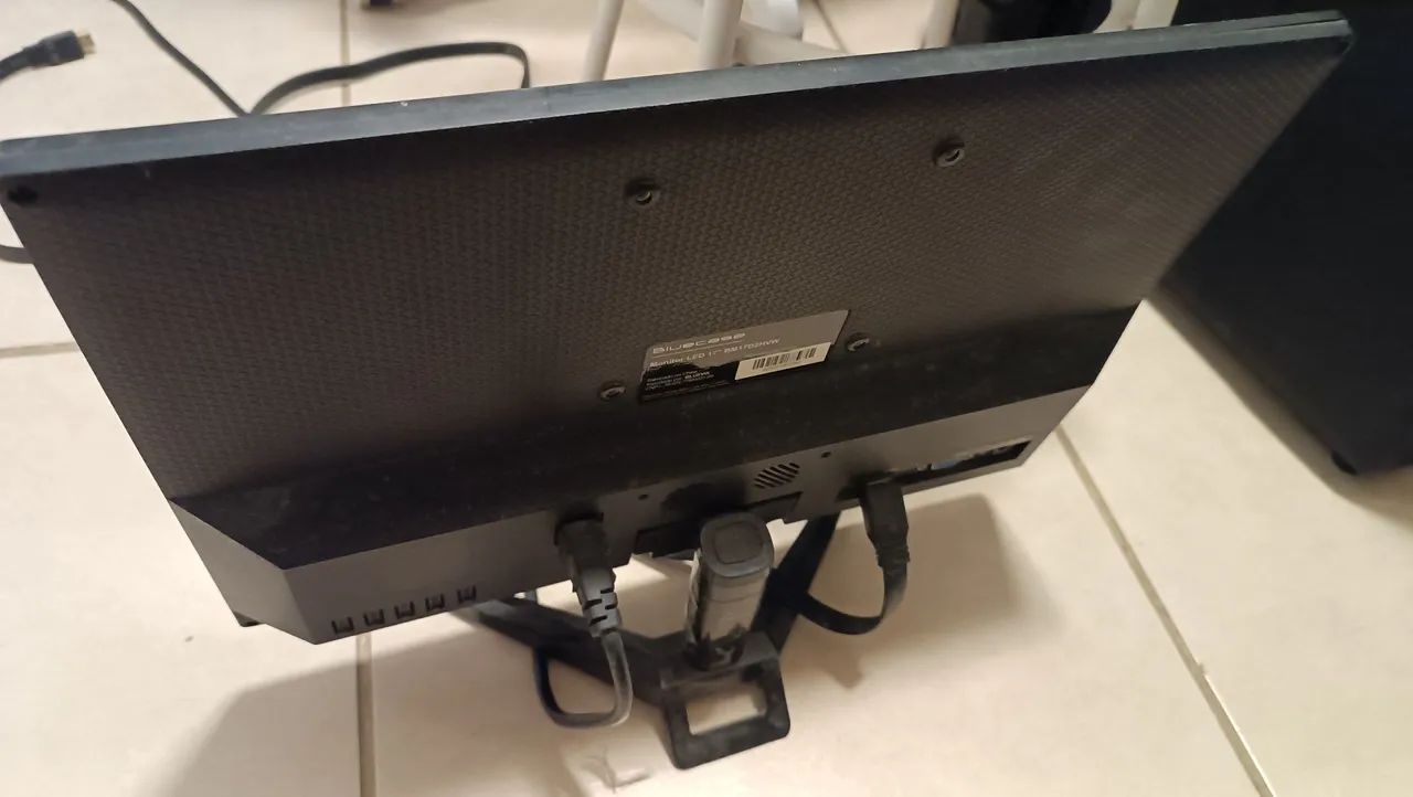 Monitor HDMI 15 polegadas usado  - Foto 2