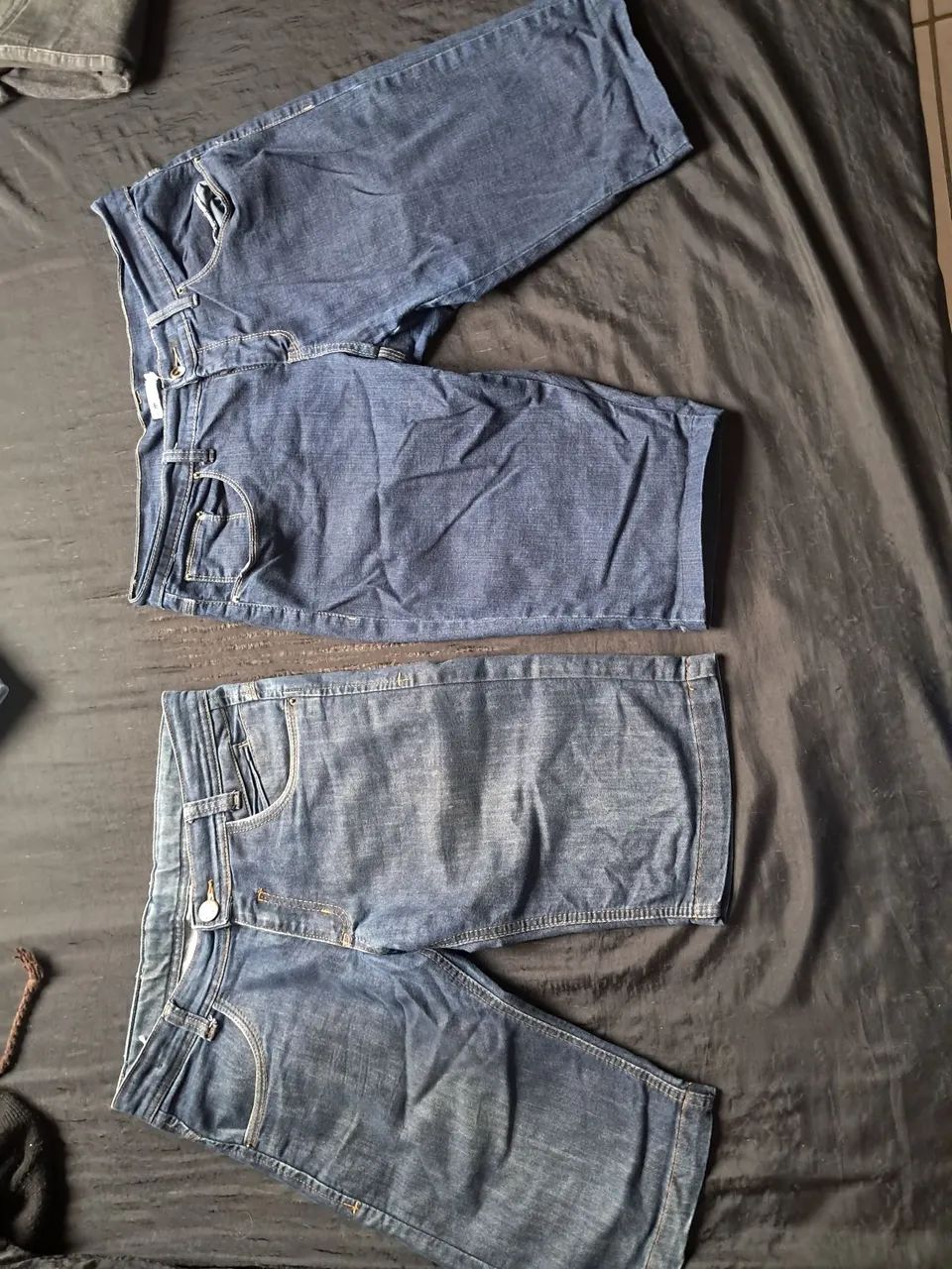 Duas bermudas jeans usadas, tamanhos 16