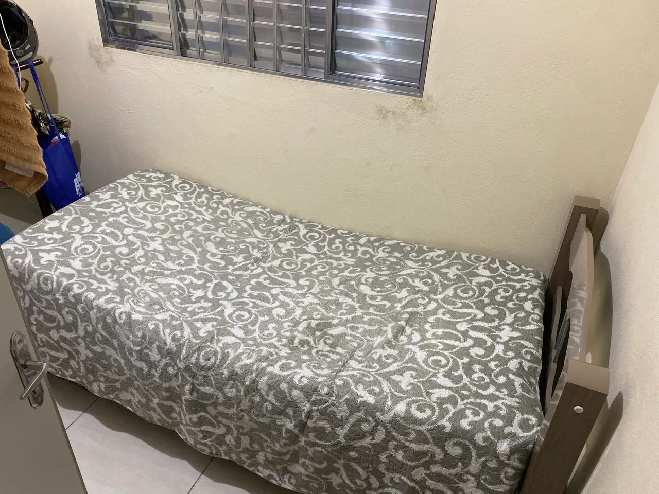 Cama de solteiro + colchão 