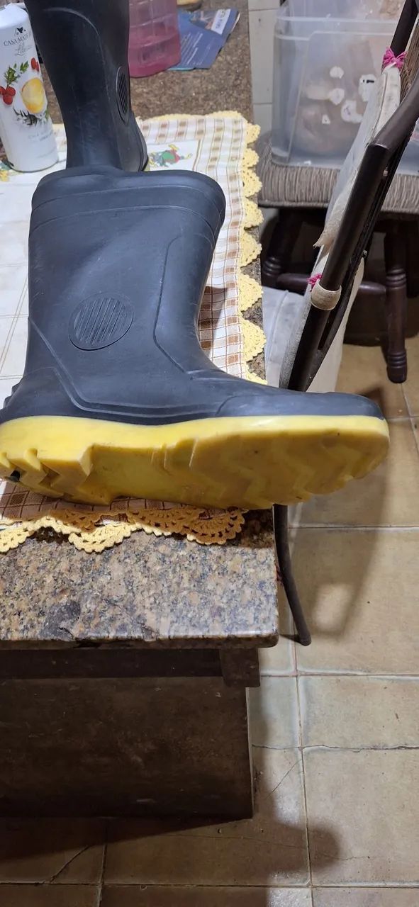 Bota de borracha tamanho 40 nova - Foto 2