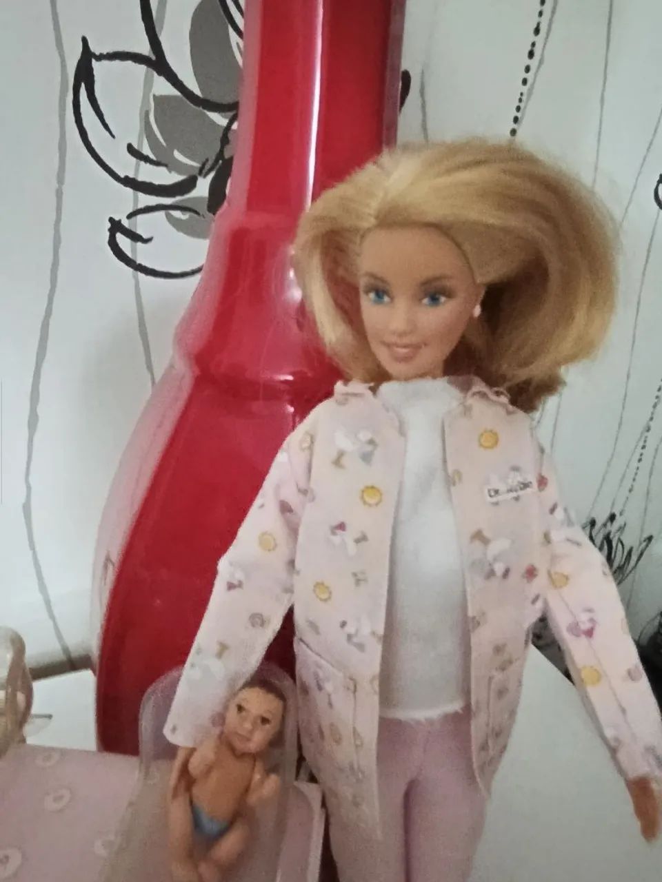 Linda boneca Barbie Pediatra da família reppy family com BB e berçário 