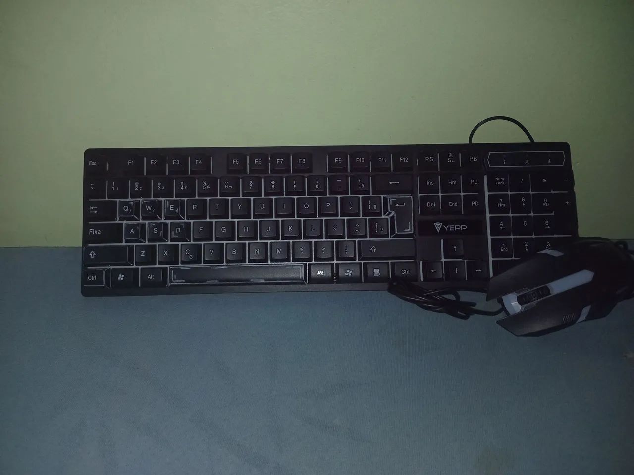 Teclado e mouse semimecanicos