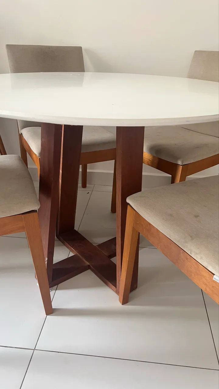 Mesa em madeira com 4 cadeiras