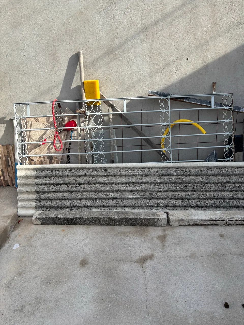 Janelas de vidro, grades de ferro, portão de ferro.