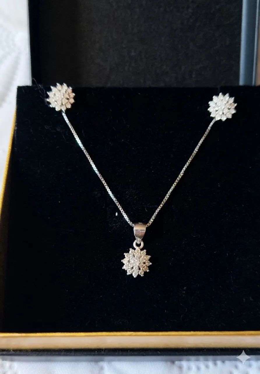 Conjunto em Prata 925, estilo flor com zircônia. - Foto 2