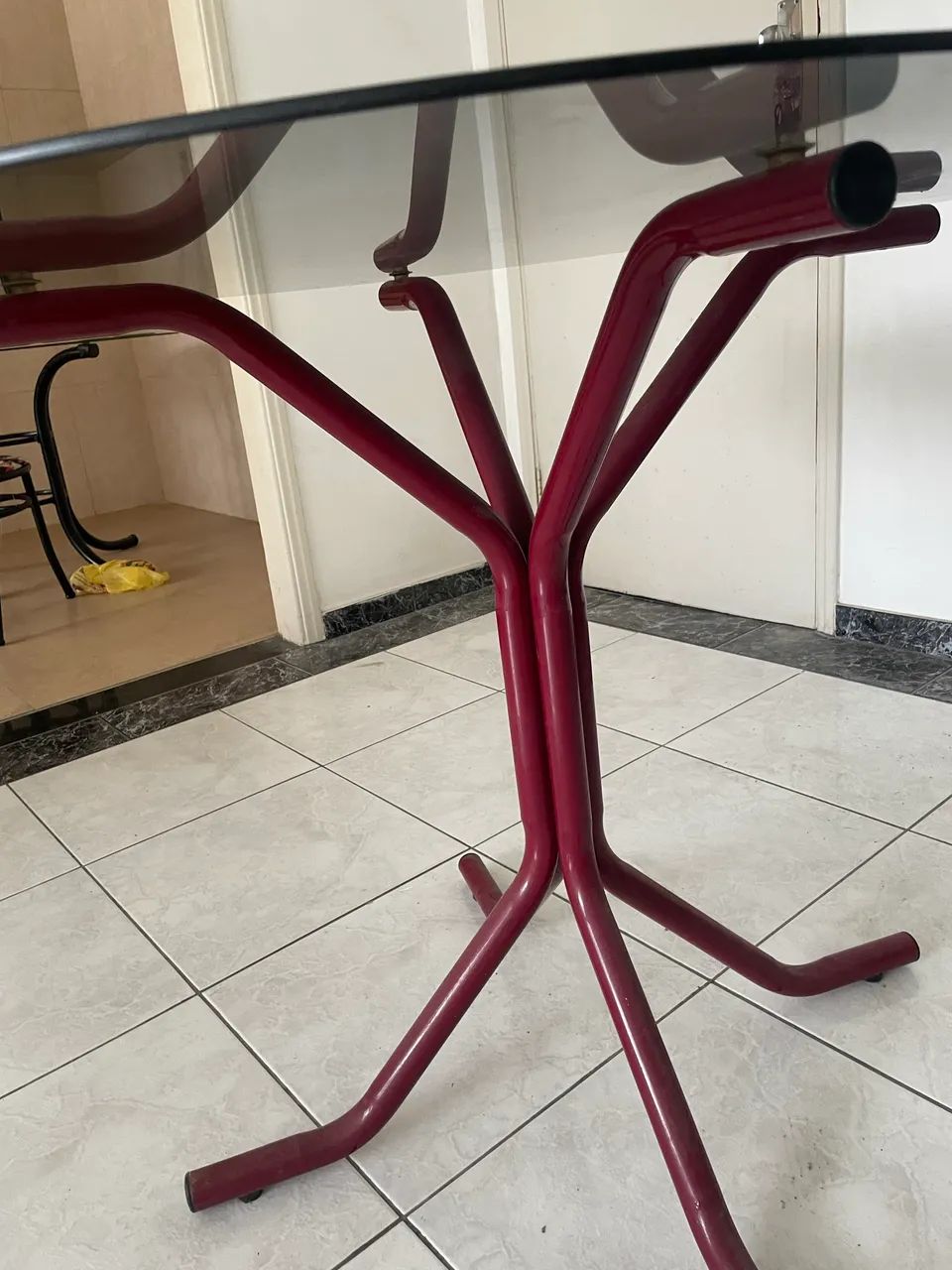 Mesa com tampo de vidro com quatro cadeiras - Foto 3