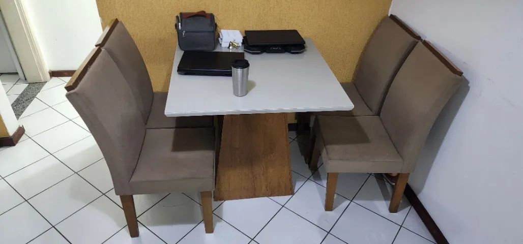 Mesa com 4 cadeiras