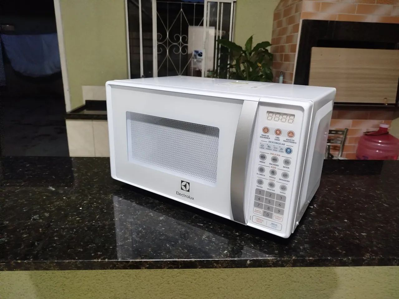 Microondas Electrolux 20L 127v SEMI NOVO, Modelo MTO30, IMPECÁVEL, Acompanha o Manual. - Foto 4