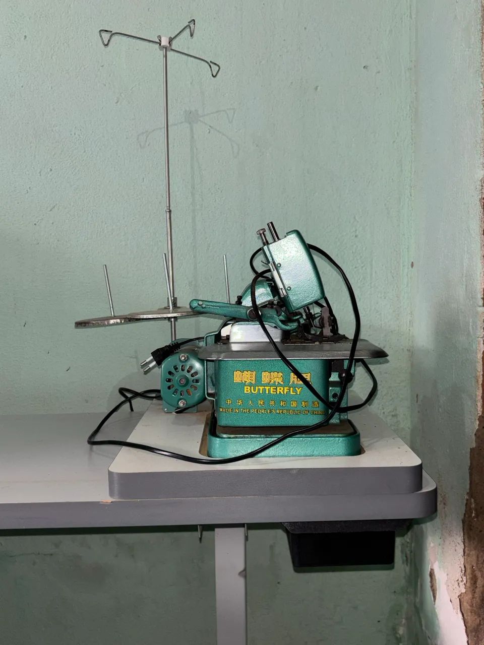     Máquina de Costura Overloque Butterfly com Mesa e Motor