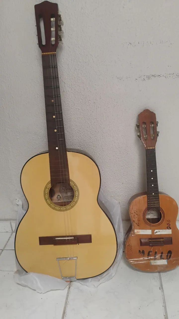 Vendo esse violão e esse cavaquinho 