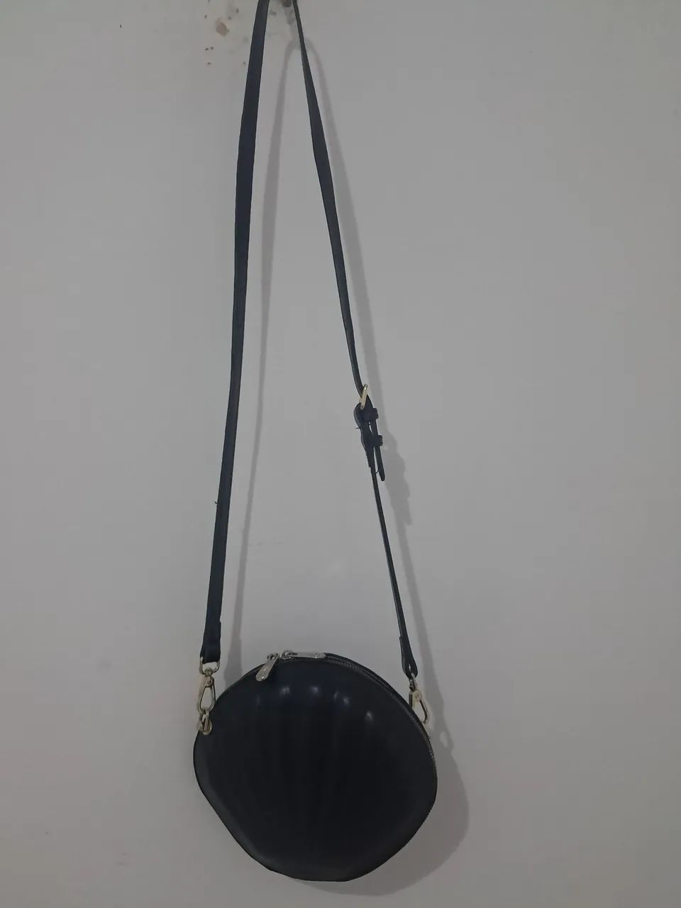 Bolsa Bag de Couro modelo concha  com alça longa regulável  - Foto 2