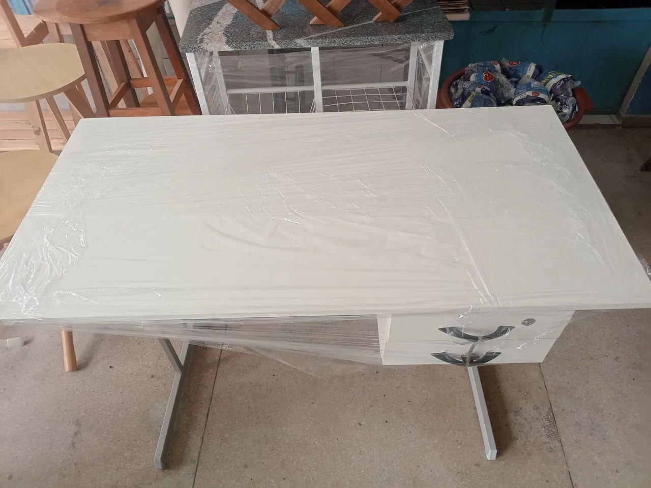 Mesa escritório nova com 2 gavetas 1 com chave - Foto 3