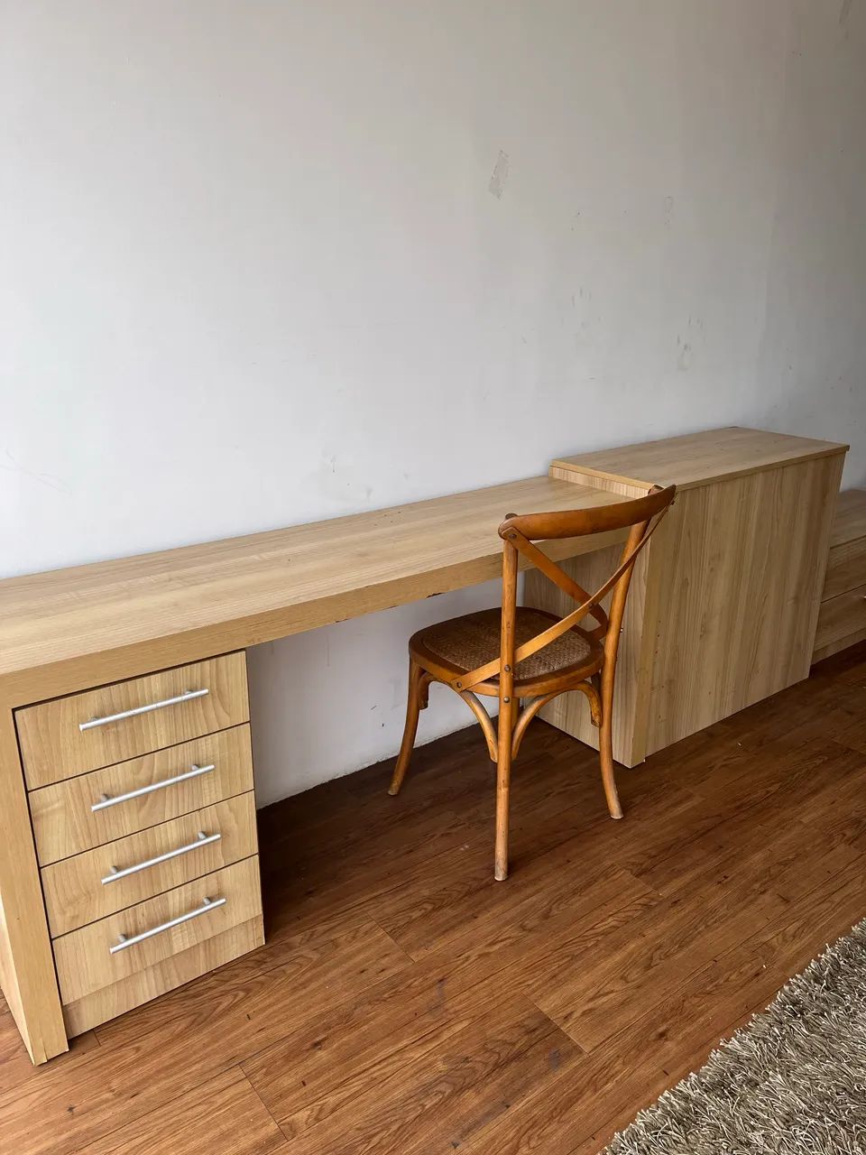  Conjunto mesa com 4 gavetas  , Baú, e criado  com 2 gavetões - Foto 3