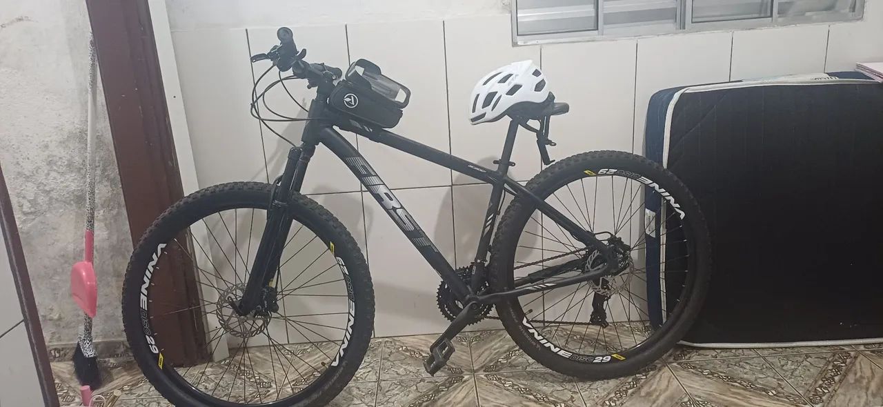 Bike aro 29 seminova menos de 2 meses de uso, acompanha o capacete em bom estado. - Foto 3