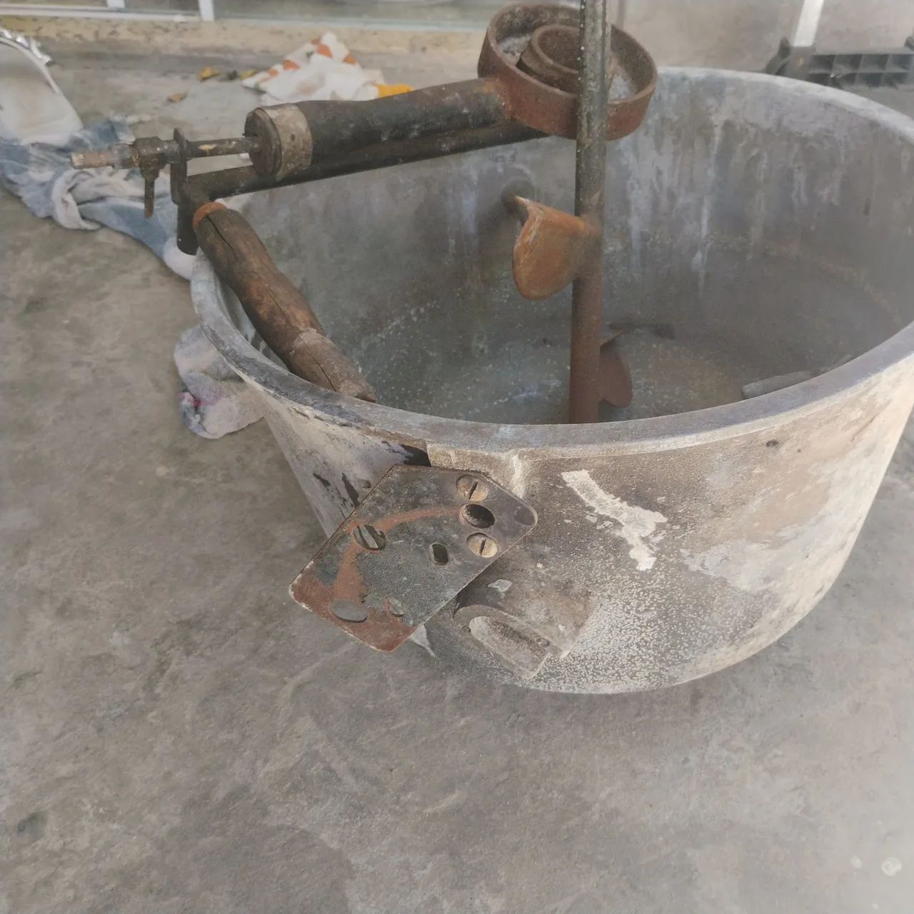 Vendo tacho de misturela progas pqr 15litros + batedor e queimador - Foto 2