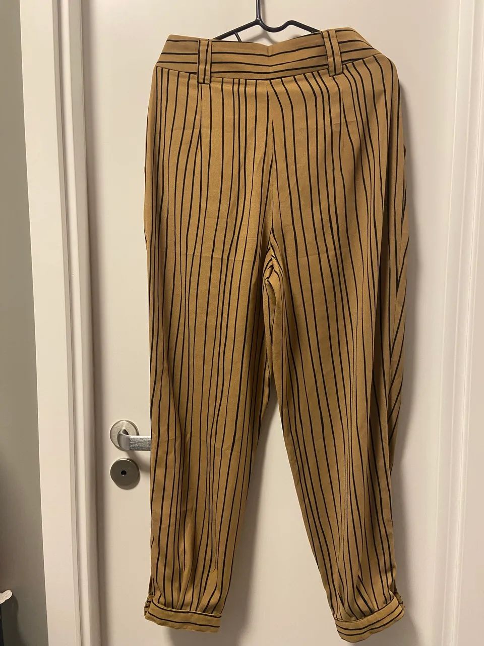 Calça bege com listras pretas  - Foto 2