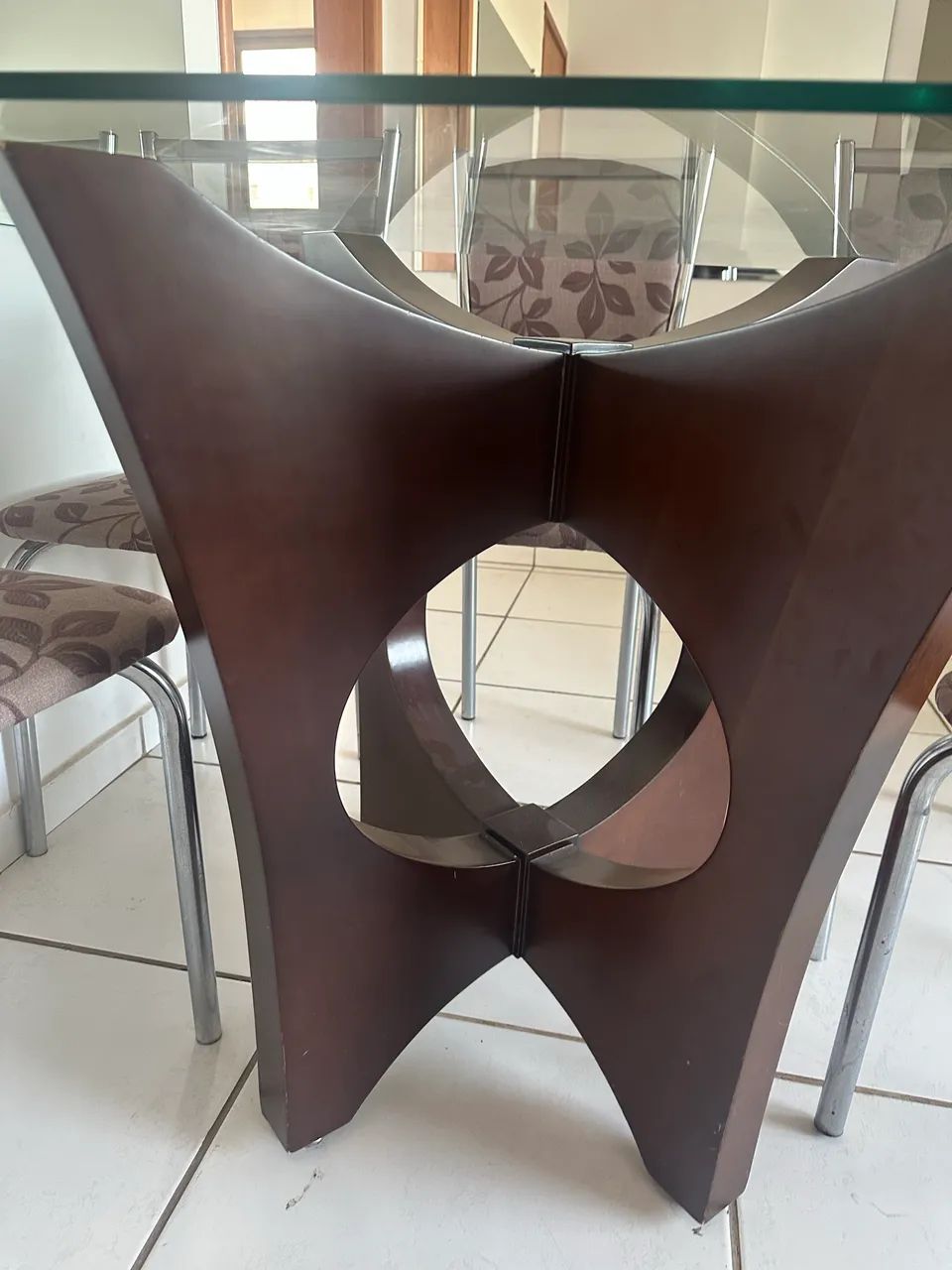 Mesa de vidro com seis cadeiras  - Foto 3
