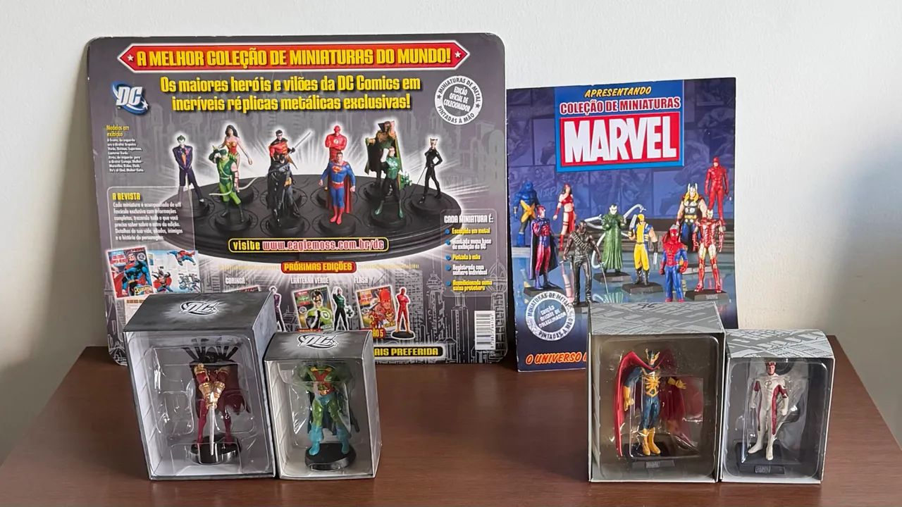 Coleção miniaturas MARVEL com 73 bonecos, com revistas.
