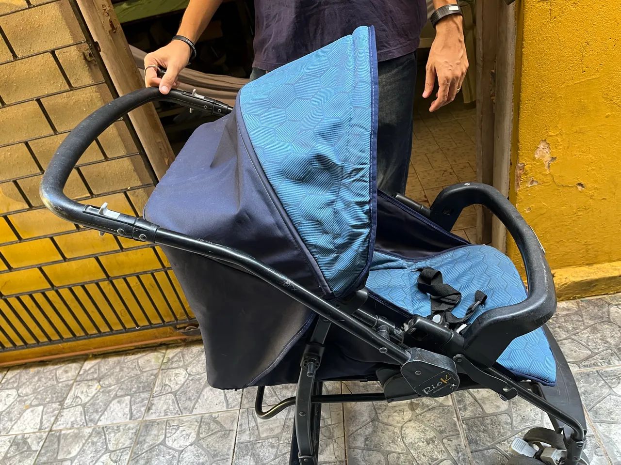Carrinho de bebê Burigotto azul - Foto 3