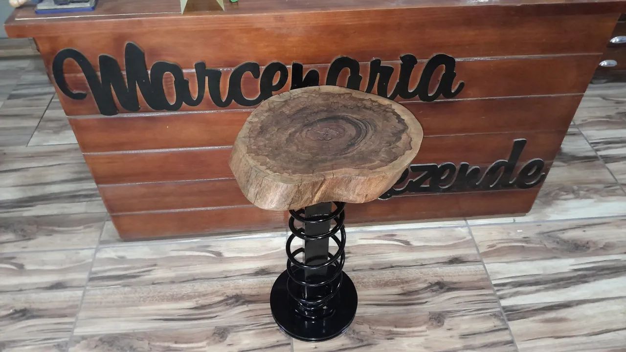 Banqueta artesanal com pecas de carro 