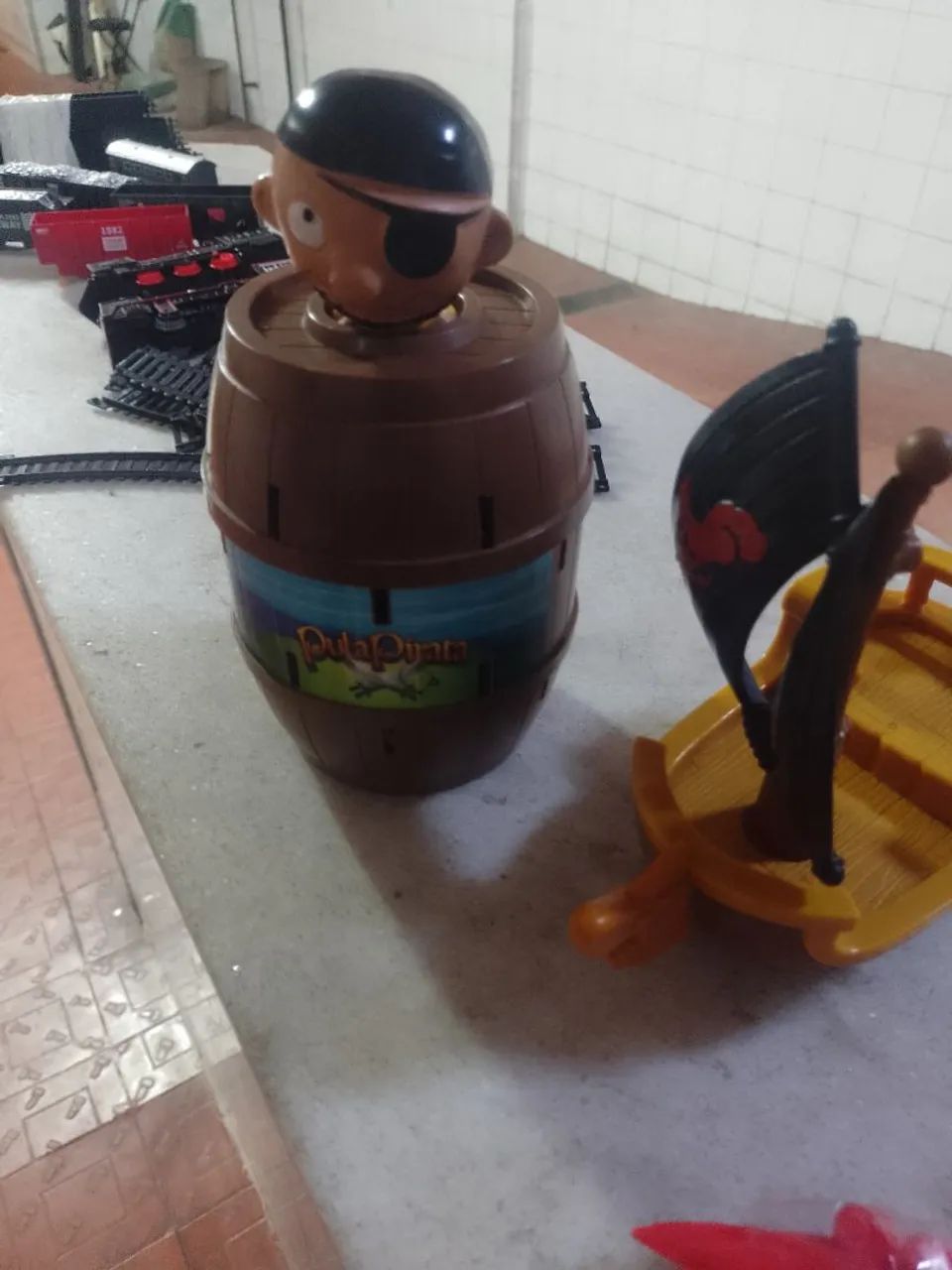 Brinquedos pula pirata e 2  trenzinhos com pilhas - Foto 3