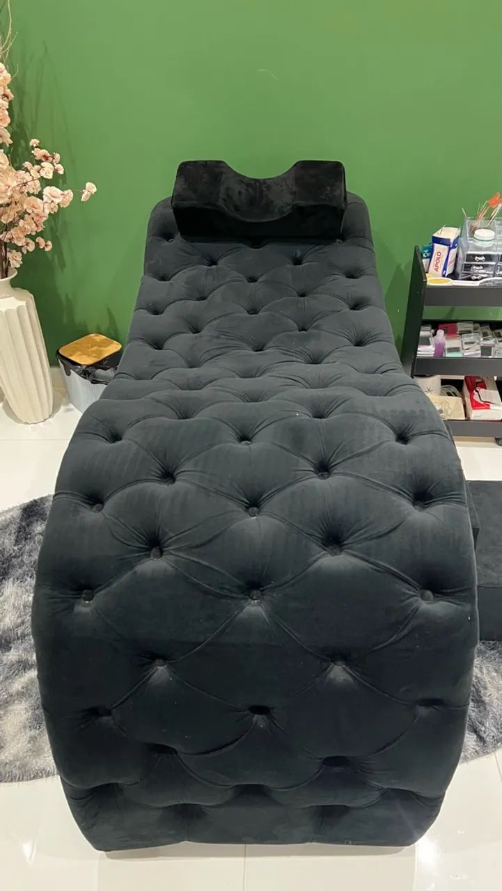 Maca de estética de luxo capitonê em veludo preto.