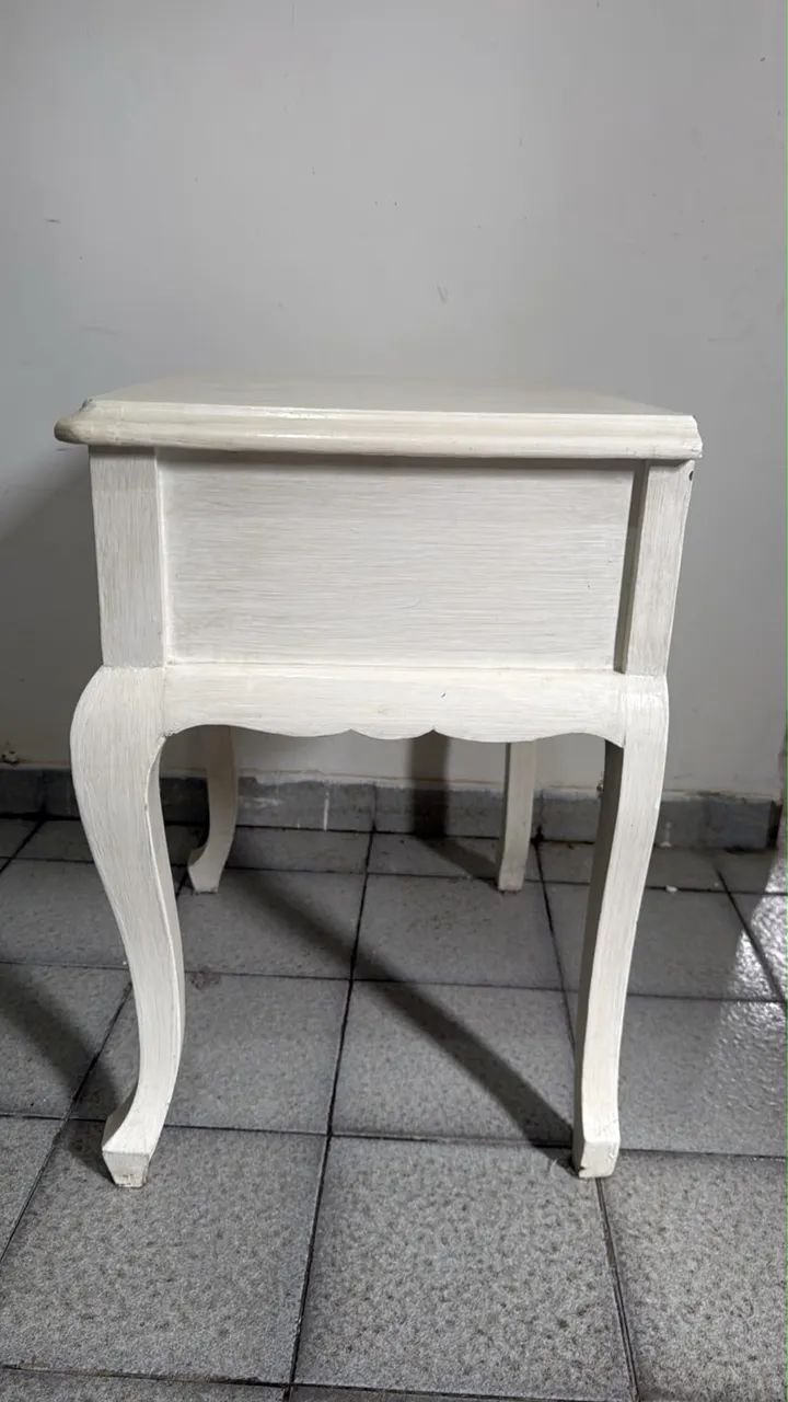 Criado mudo vintage branco 