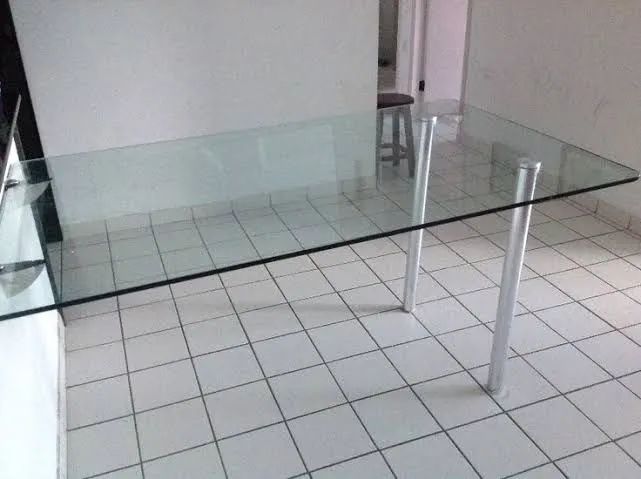 Mesa de vidro para cozinha com pés em alumínio.