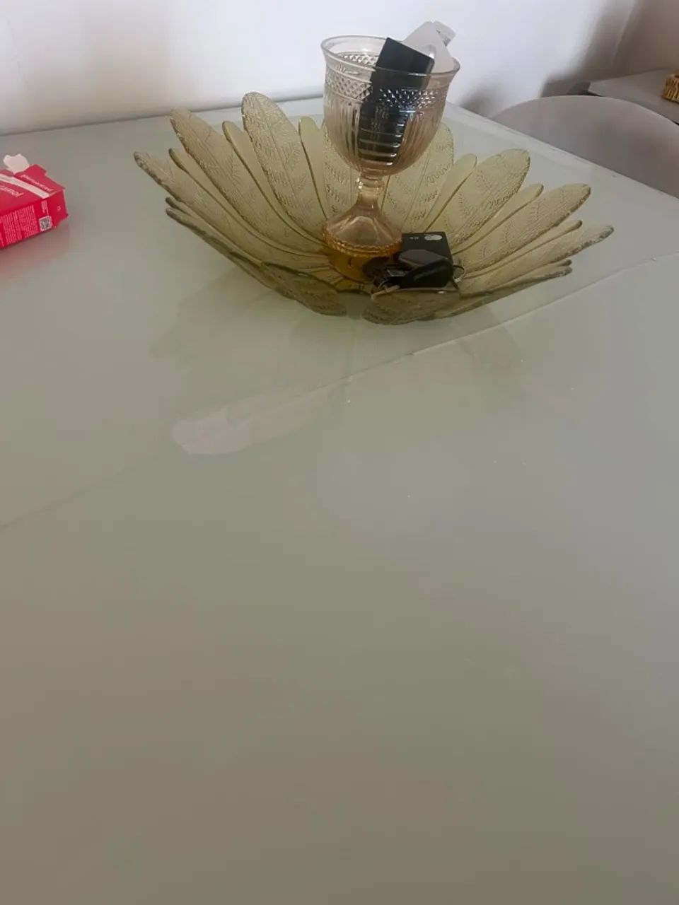 MESA DE JANTAR COM VIDRO QUEBRADO 