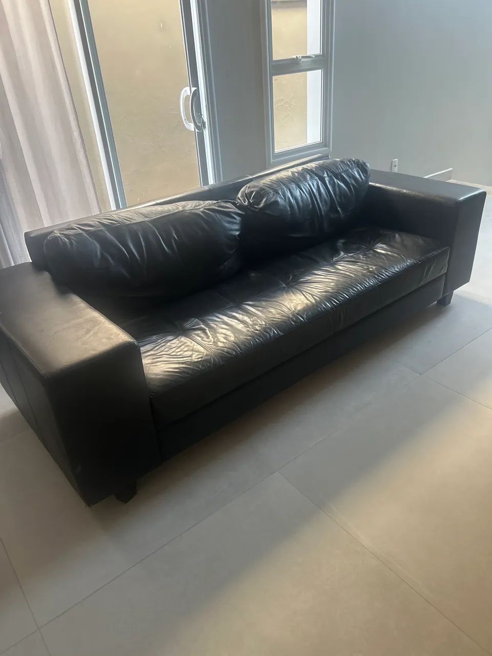 Sofá de Couro Legitimo na cor Preto