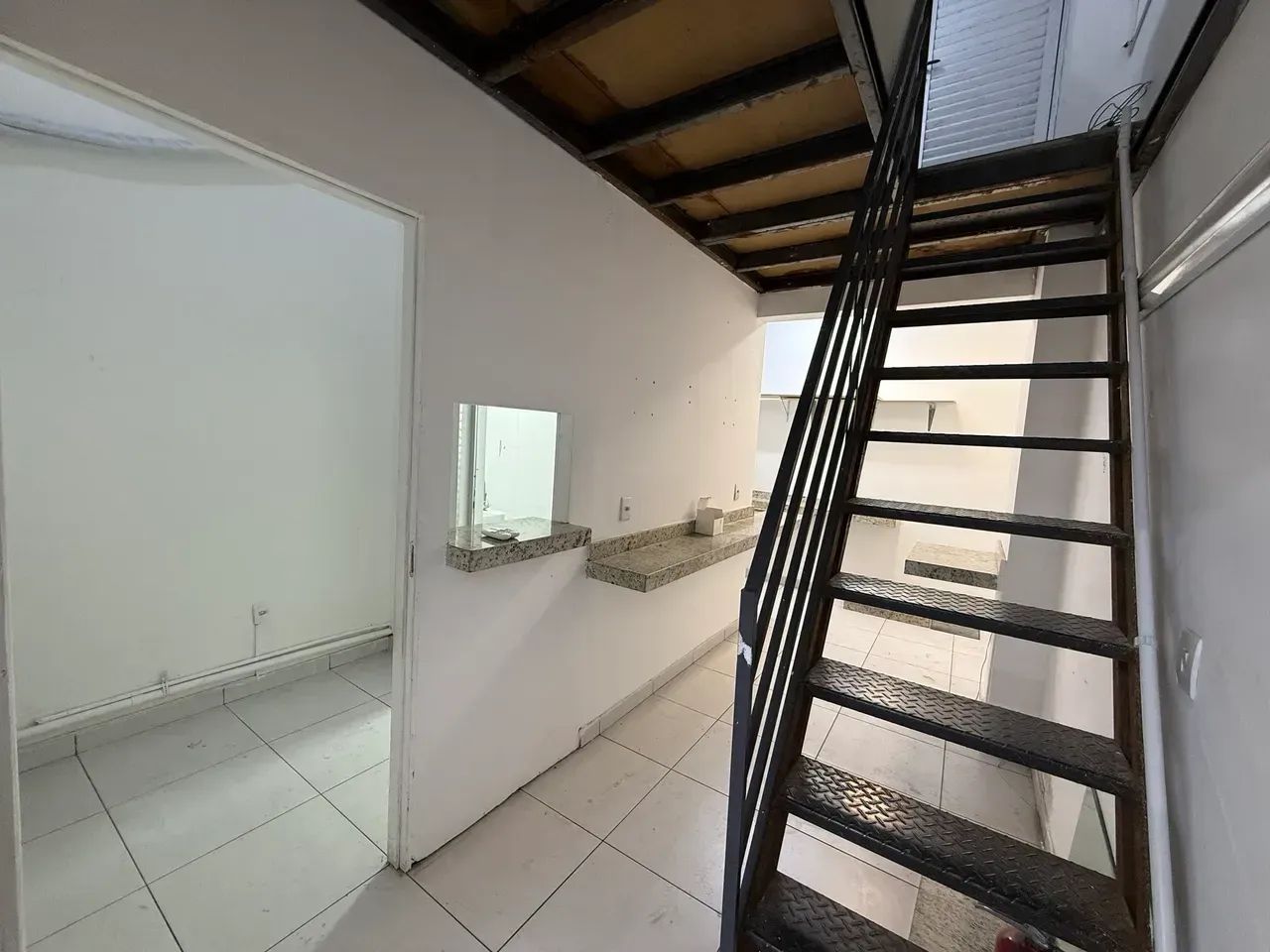 Loja com banheiro e mezanino, porta aço automática, ar condicionado, projeto luminotécnico